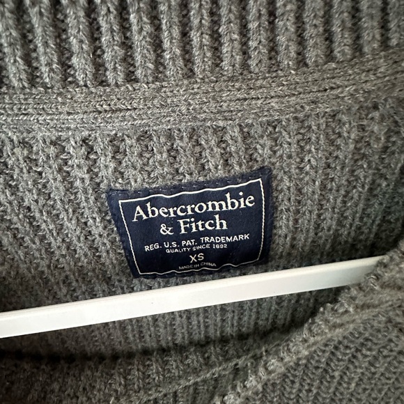 Simple grey Abercrombie & Fitch sweater - Picture 3 of 3